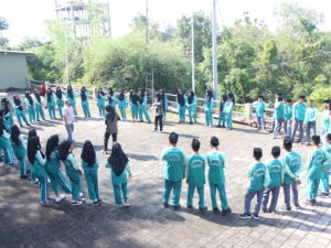 Anak-anak MTs mengikuti kegiatan outbound di lapangan terbuka