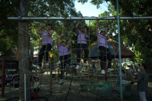 Kegiatan outbound dengan peserta memanjat tali di taman outdoor