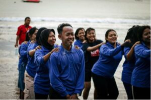 Rekomendasi lokasi outbound di pantai, peserta berbaris melatih kekompakan tim